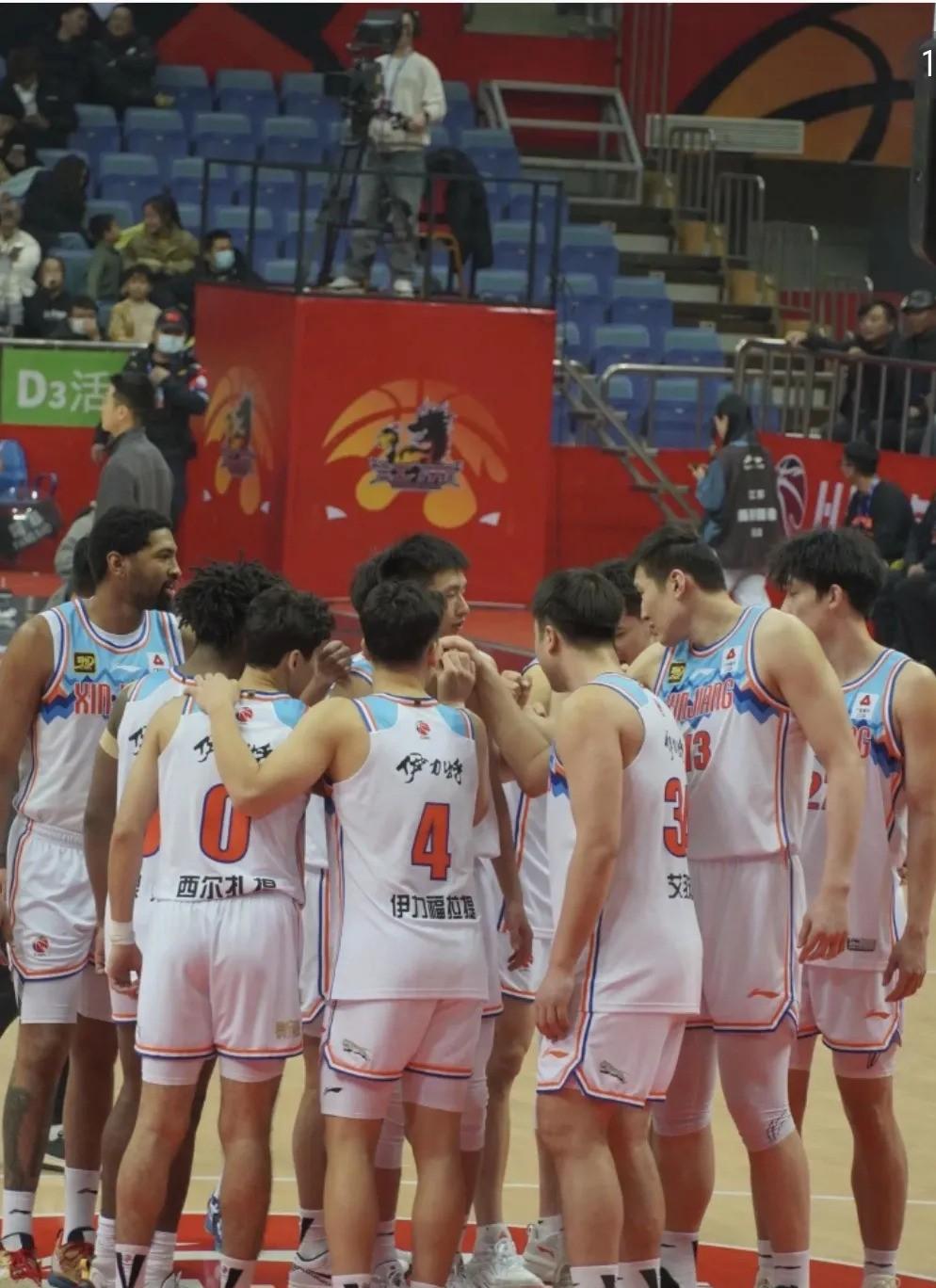 新疆男篮遭受伤病困扰,面临阵容调整 新疆男篮遭受伤病困扰,面临阵容调整