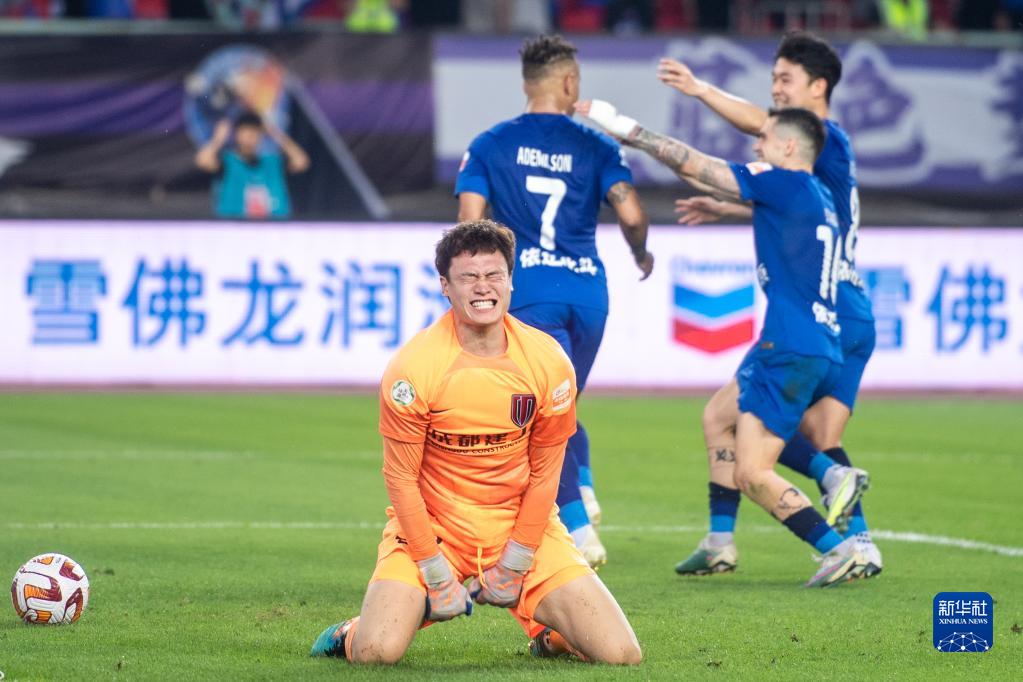 凭借一波武汉三镇,中超成功封盖,现场球迷泪目的简单介绍 凭借一波武汉三镇,中超成功封盖,现场球迷泪目的简单介绍