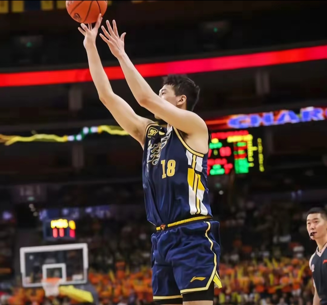 广东队获胜后欢呼雀跃，全队士气高昂