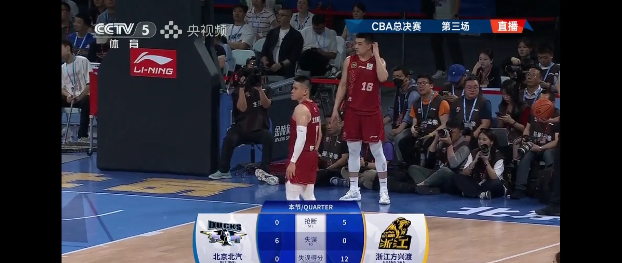 一场超级篮球对决上演,全世界球迷热情关注的简单介绍 一场超级篮球对决上演,全世界球迷热情关注的简单介绍