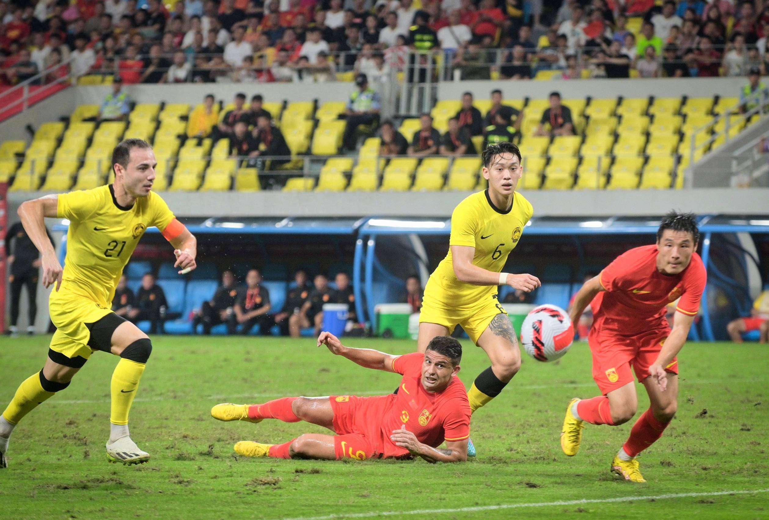 足球运动风靡全国，球迷热情高涨